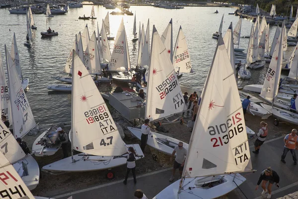 Itália, Sicília, Mar Mediterrâneo, Marina di Ragusa; 3 Novembro 2017, pessoas e botes de vela no porto - EDITORIAL — Fotografia de Stock