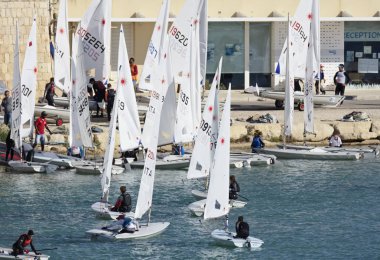 İtalya, Sicilya, Akdeniz, Marina di Ragusa; 4 Kasım 2017, insanlar ve yelken Gezinti gemiler limanda - Editörden