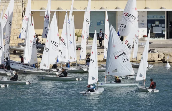 Италия, Сицилия, Средиземное море, Marina di Ragusa; 4 ноября 2017, люди и шлюпки в порту - РЕДАКЦИЯ — стоковое фото