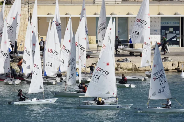 Itália, Sicília, Mar Mediterrâneo, Marina di Ragusa; 4 Novembro 2017, pessoas e botes de vela no porto - EDITORIAL — Fotografia de Stock