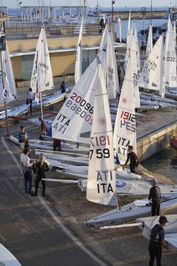 İtalya, Sicilya, Akdeniz, Marina di Ragusa; 4 Kasım 2017, insanlar ve yelken Gezinti gemiler limanda - Editörden