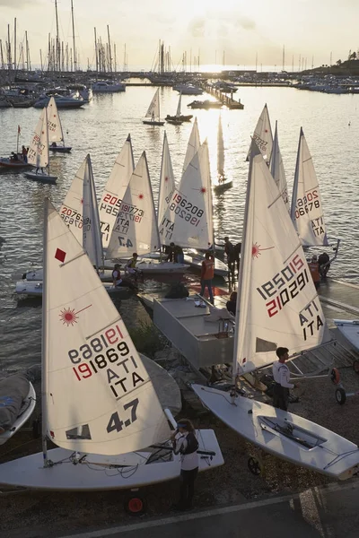 Itália, Sicília, Mar Mediterrâneo, Marina di Ragusa; 3 Novembro 2017, pessoas e botes de vela no porto - EDITORIAL — Fotografia de Stock