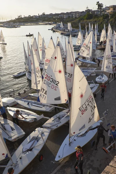 Италия, Сицилия, Средиземное море, Marina di Ragusa; 3 ноября 2017, люди и шлюпки в порту - РЕДАКЦИЯ — стоковое фото