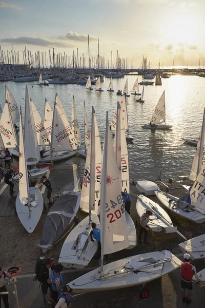 Itália, Sicília, Mar Mediterrâneo, Marina di Ragusa; 3 Novembro 2017, pessoas e botes de vela no porto - EDITORIAL — Fotografia de Stock