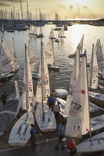 Itália, Sicília, Mar Mediterrâneo, Marina di Ragusa; 3 Novembro 2017, pessoas e botes de vela no porto - EDITORIAL — Fotografia de Stock