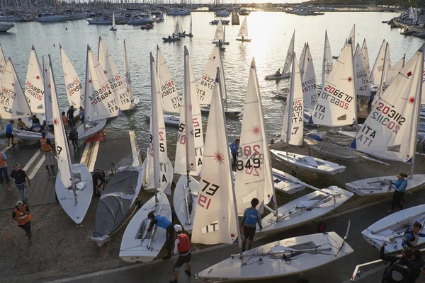 Италия, Сицилия, Средиземное море, Marina di Ragusa; 3 ноября 2017, люди и шлюпки в порту - РЕДАКЦИЯ — стоковое фото