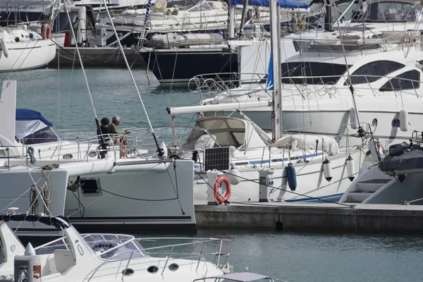 Itália, Sicília, Mar Mediterrâneo, Marina di Ragusa; 3 Novembro 2017, pessoas e botes de vela no porto - EDITORIAL — Fotografia de Stock