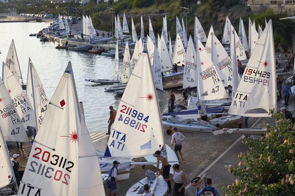 Itália, Sicília, Mar Mediterrâneo, Marina di Ragusa; 3 Novembro 2017, pessoas e botes de vela no porto - EDITORIAL — Fotografia de Stock