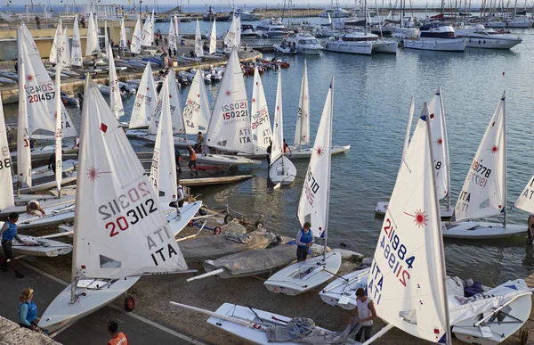 Италия, Сицилия, Средиземное море, Marina di Ragusa; 3 ноября 2017, люди и шлюпки в порту - РЕДАКЦИЯ — стоковое фото