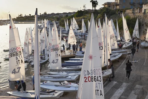 Itália, Sicília, Mar Mediterrâneo, Marina di Ragusa; 3 Novembro 2017, pessoas e botes de vela no porto - EDITORIAL — Fotografia de Stock