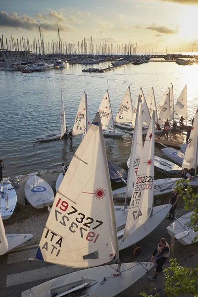 Itália, Sicília, Mar Mediterrâneo, Marina di Ragusa; 3 Novembro 2017, pessoas e botes de vela no porto - EDITORIAL — Fotografia de Stock