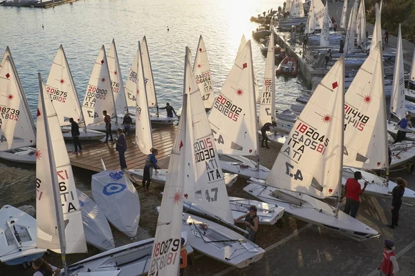 Италия, Сицилия, Средиземное море, Marina di Ragusa; 3 ноября 2017, люди и шлюпки в порту - РЕДАКЦИЯ — стоковое фото