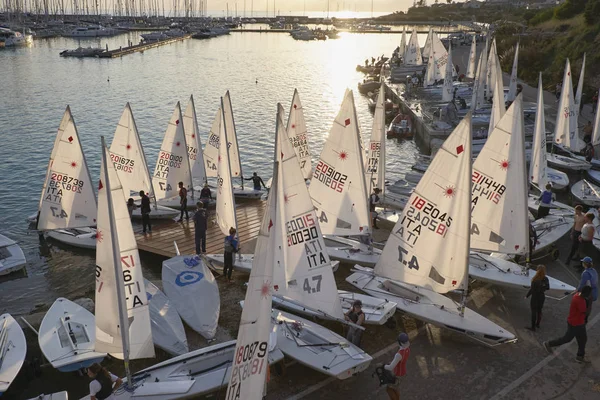 Италия, Сицилия, Средиземное море, Marina di Ragusa; 3 ноября 2017, люди и шлюпки в порту - РЕДАКЦИЯ — стоковое фото