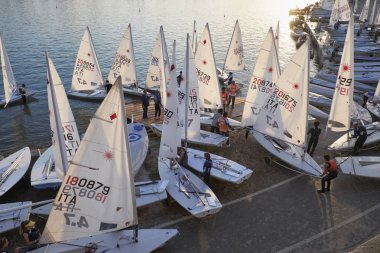 İtalya, Sicilya, Akdeniz, Marina di Ragusa; 3 Kasım 2017, insanlar ve yelken Gezinti gemiler limanda - Editörden