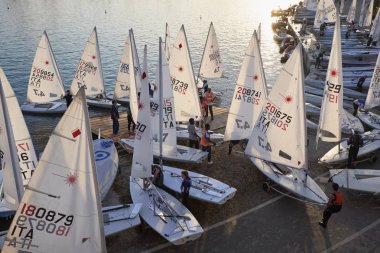 İtalya, Sicilya, Akdeniz, Marina di Ragusa; 3 Kasım 2017, insanlar ve yelken Gezinti gemiler limanda - Editörden