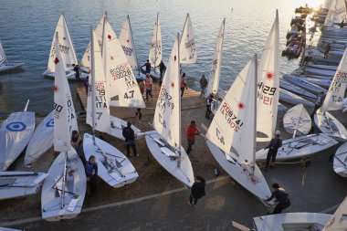 İtalya, Sicilya, Akdeniz, Marina di Ragusa; 3 Kasım 2017, insanlar ve yelken Gezinti gemiler limanda - Editörden