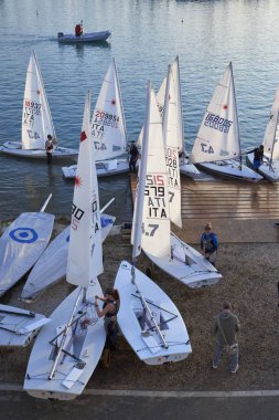 İtalya, Sicilya, Akdeniz, Marina di Ragusa; 3 Kasım 2017, insanlar ve yelken Gezinti gemiler limanda - Editörden