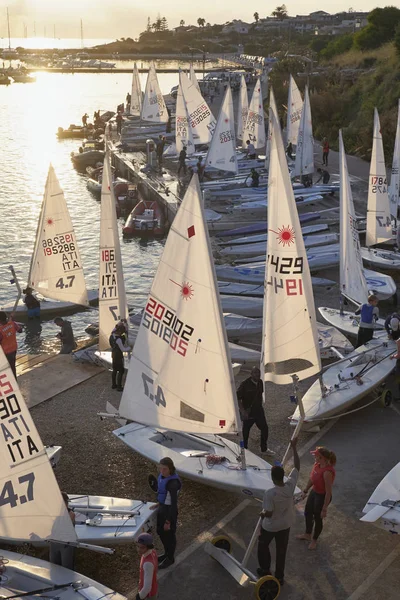 Itália, Sicília, Mar Mediterrâneo, Marina di Ragusa; 3 Novembro 2017, pessoas e botes de vela no porto - EDITORIAL — Fotografia de Stock