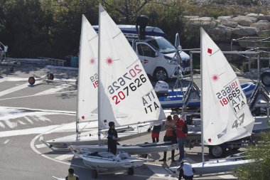 İtalya, Sicilya, Akdeniz, Marina di Ragusa; 4 Kasım 2017, insanlar ve yelken Gezinti gemiler limanda - Editörden