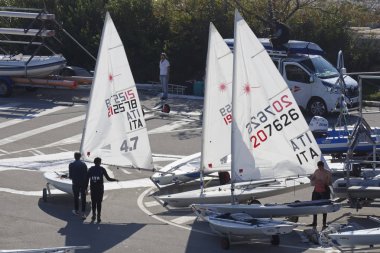 İtalya, Sicilya, Akdeniz, Marina di Ragusa; 4 Kasım 2017, insanlar ve yelken Gezinti gemiler limanda - Editörden
