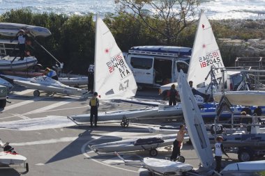 İtalya, Sicilya, Akdeniz, Marina di Ragusa; 4 Kasım 2017, insanlar ve yelken Gezinti gemiler limanda - Editörden