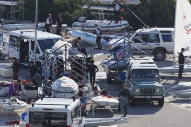 İtalya, Sicilya, Akdeniz, Marina di Ragusa; 4 Kasım 2017, insanlar ve yelken Gezinti gemiler limanda - Editörden