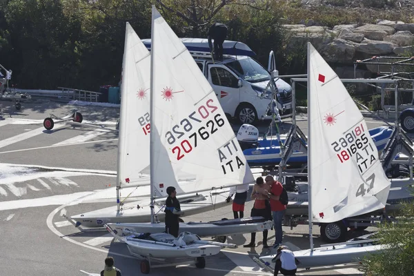 İtalya, Sicilya, Akdeniz, Marina di Ragusa; 4 Kasım 2017, insanlar ve yelken Gezinti gemiler limanda - Editörden