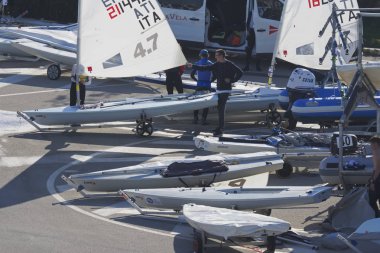 İtalya, Sicilya, Akdeniz, Marina di Ragusa; 4 Kasım 2017, insanlar ve yelken Gezinti gemiler limanda - Editörden