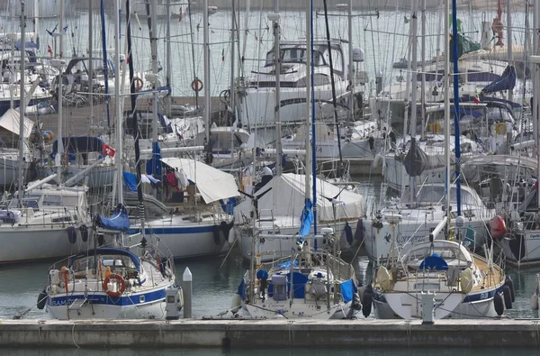 Italia, Sicilia, Mar Mediterráneo, Marina di Ragusa; 12 Octubre 2017, yates de lujo en el puerto - EDITORIAL — Foto de Stock