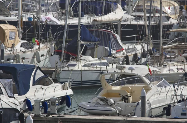 Itália, Sicília, Mar Mediterrâneo, Marina di Ragusa; 12 Outubro 2017, iates de luxo no porto - EDITORIAL — Fotografia de Stock