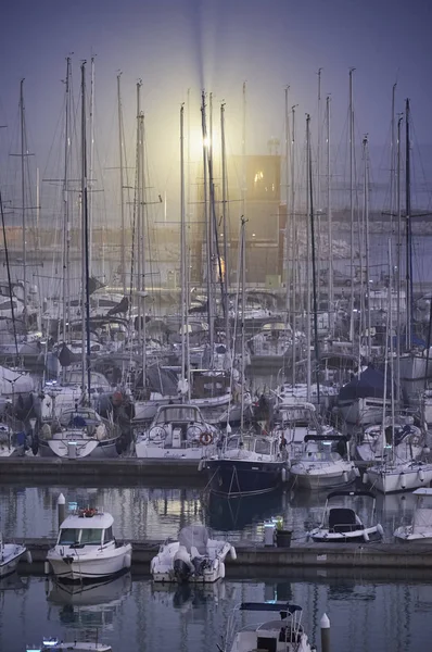 Itália, Sicília, Mar Mediterrâneo, Marina di Ragusa; 12 Novembro 2017, barcos e iates de luxo no porto em um pôr do sol nebuloso - EDITORIAL — Fotografia de Stock