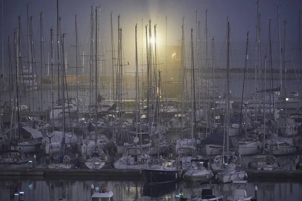 Italia, Sicilia, Mar Mediterráneo, Marina di Ragusa; 12 Noviembre 2017, barcos y yates de lujo en el puerto en una puesta de sol nebulosa - EDITORIAL —  Fotos de Stock