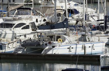 İtalya, Sicilya, Akdeniz, Marina di Ragusa; 14 Kasım 2017, Lüks Yatlar port - Editörden