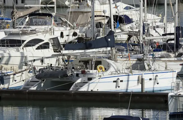 Italien, Sicilien, Medelhavet, Marina di Ragusa; 14 November 2017, segelbåtar lyxiga i hamnen - ledare — Stockfoto