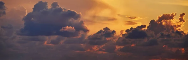 Nuvole nel cielo al tramonto — Foto Stock
