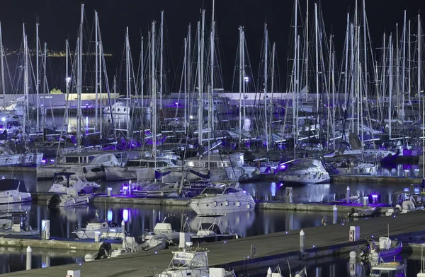 Włochy, Sycylia, Morze Śródziemne, Marina di Ragusa; 18 listopada 2017, łodzie i luksusowe jachty w porcie w nocy - Redakcja — Zdjęcie stockowe