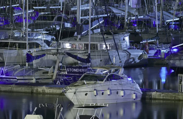 Italia, Sicilia, Mar Mediterráneo, Marina di Ragusa; 18 Noviembre 2017, barcos y yates de lujo en el puerto por la noche - EDITORIAL — Foto de Stock