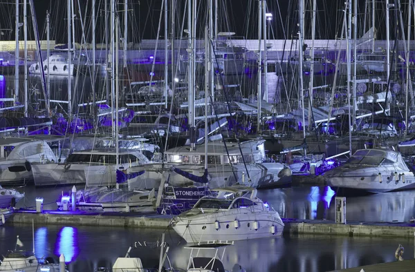 Italien, Sicilien, Medelhavet, Marina di Ragusa; 18 November 2017, segelbåtar båtar och lyxiga i hamnen på natten - ledare — Stockfoto