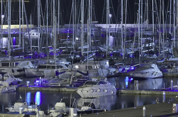 Włochy, Sycylia, Morze Śródziemne, Marina di Ragusa; 18 listopada 2017, łodzie i luksusowe jachty w porcie w nocy - Redakcja — Zdjęcie stockowe