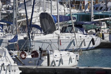 İtalya, Sicilya, Akdeniz, Marina di Ragusa; 19 Kasım 2017, Lüks Yatlar port - Editörden