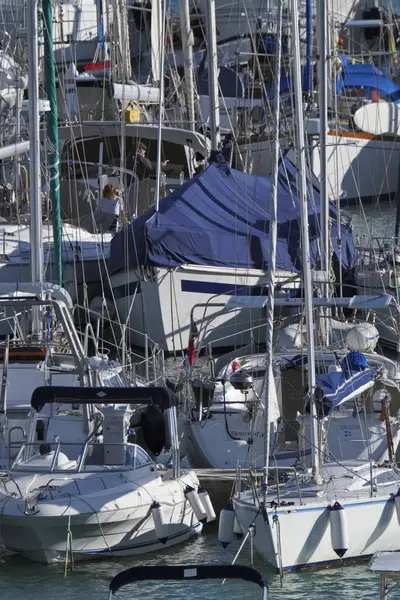 Italia, Sicilia, Mar Mediterráneo, Marina di Ragusa; 19 Noviembre 2017, barcos y yates de lujo en el puerto - EDITORIAL — Foto de Stock