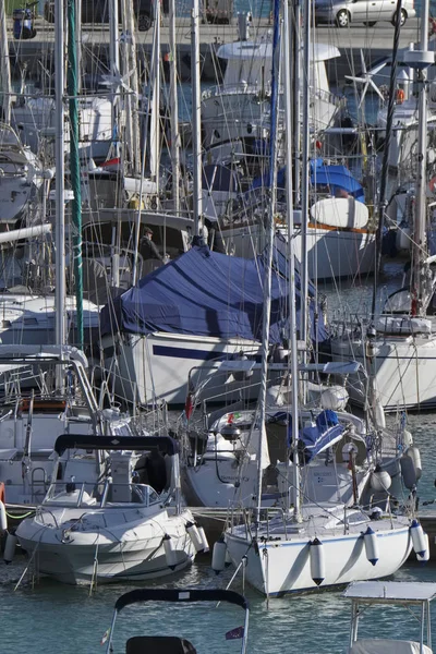 Italia, Sicilia, Mar Mediterráneo, Marina di Ragusa; 19 Noviembre 2017, barcos y yates de lujo en el puerto - EDITORIAL — Foto de Stock