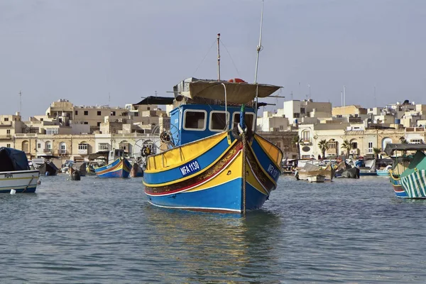 Malta Island, Marsaxlokk stad; 4 September 2011, houten vissersboten in de haven - redactie — Stockfoto