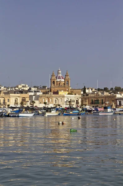 Malta Island, Marsaxlokk; 4 September 2011, utsikt över staden och fiskebåtarna i hamnen - ledare — Stockfoto