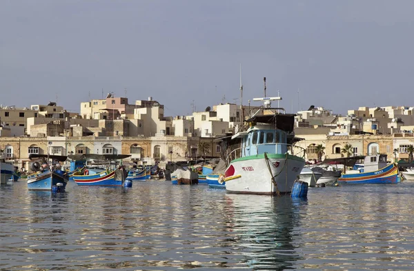Malta island, marsaxlokk; 4. September 2011, Blick auf die Stadt und Fischerboote im Hafen - Leitartikel — Stockfoto