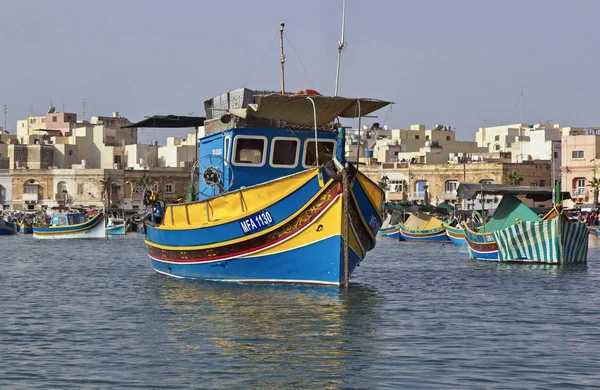 Malta Island, Marsaxlokk; 4 September 2011, uitzicht op de stad en vissersboten in de haven - redactie — Stockfoto