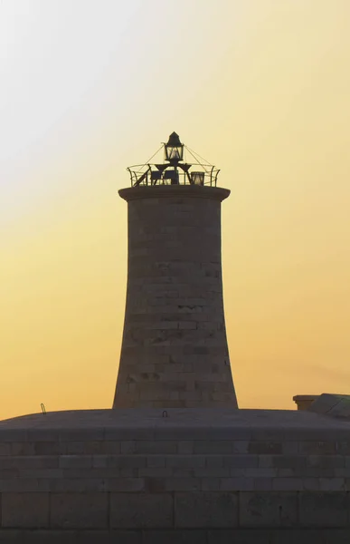 马耳他岛 瓦莱塔港口入口处的灯塔 — 图库照片