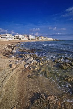 İtalya, Sicilya, Akdeniz deniz, Güney Doğu kıyı şeridi, Casuzze (Ragusa eyaletinde), sahilde evleri