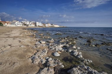 İtalya, Sicilya, Akdeniz deniz, Güney Doğu kıyı şeridi, Casuzze (Ragusa eyaletinde), sahilde evleri