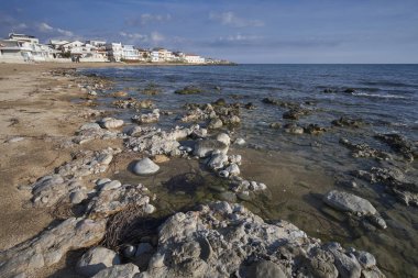 İtalya, Sicilya, Akdeniz deniz, Güney Doğu kıyı şeridi, Casuzze (Ragusa eyaletinde), sahilde evleri